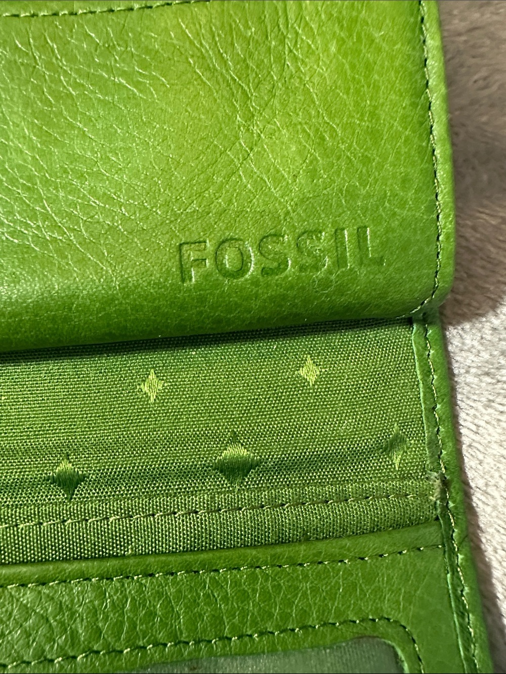 EUC Fossil Green Leather Trifold Wallet 💚 - Picture 12 of 13
